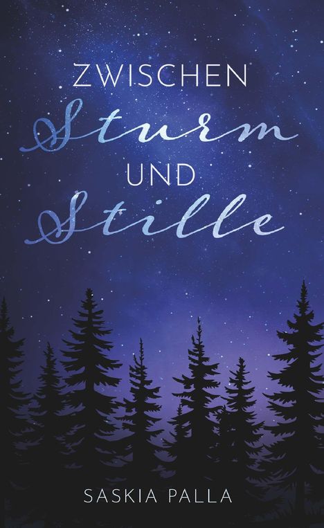 "Zwischen Sturm und Stille" in hellen Buchstaben. Nachthimmel mit Sternen über Silhouette von Tannen. Autor: Saskia Palla.