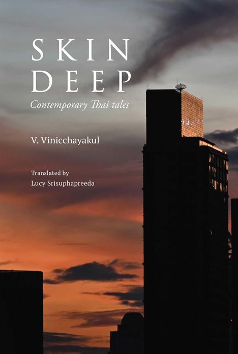 "Skin Deep: Contemporary Thai tales" steht auf dem Cover. Silhouette von Hochhäusern vor einem orange-blauen Himmel bei Sonnenuntergang.