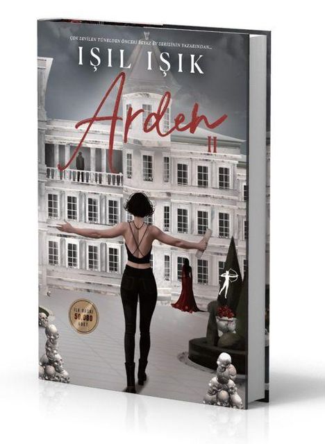 Titel: "IŞIL IŞIK Arden II". Eine Frau in schwarzer Kleidung geht auf ein großes elegantes Gebäude zu.