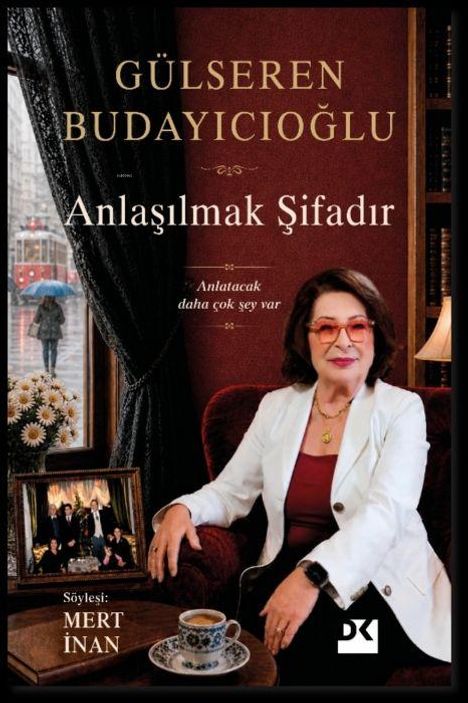 „Gülseren Budayıcıoğlu: Anlaşılmak Şifadır“. Frau in weißem Blazer, Brille, sitzt mit Kaffee in einem gemütlichen Raum.