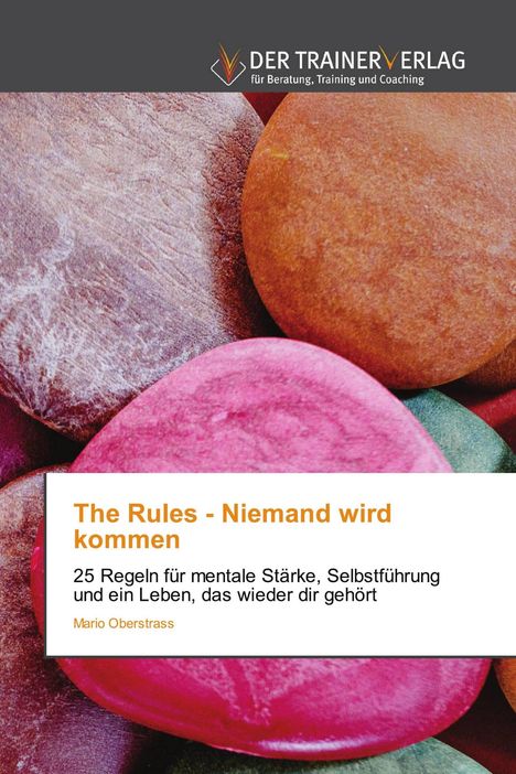 "The Rules - Niemand wird kommen", ein Buch von Mario Oberstrass. Farbig illustrierte Kieselsteine im Hintergrund.