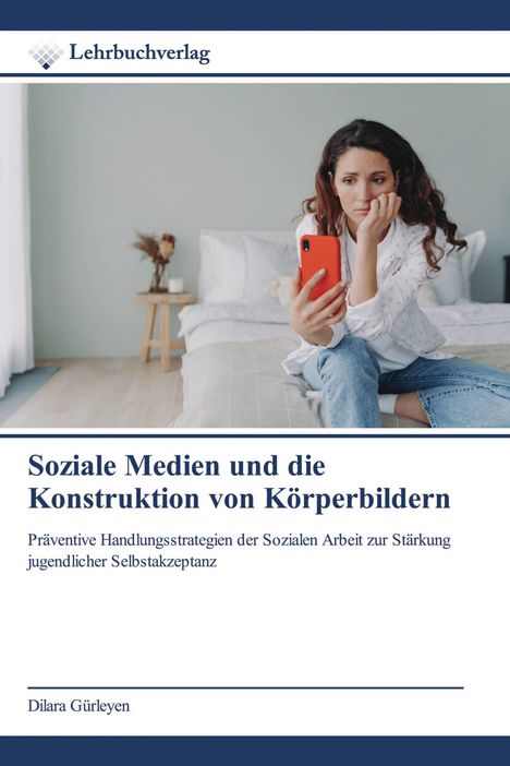 "Soziale Medien und die Konstruktion von Körperbildern" zeigt eine nachdenkliche Frau mit rotem Handy auf einem Bett.