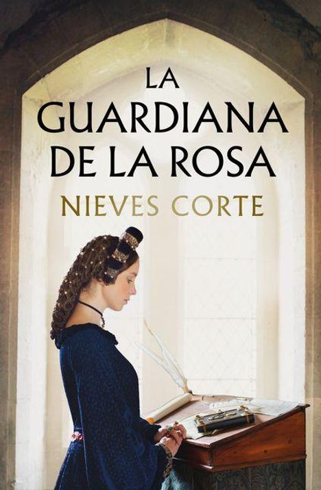 "LA GUARDIANA DE LA ROSA NIEVES CORTE" steht über einer Frau in historischer Kleidung, die in einem Raum mit einem Buch nahe eines Fensters steht.