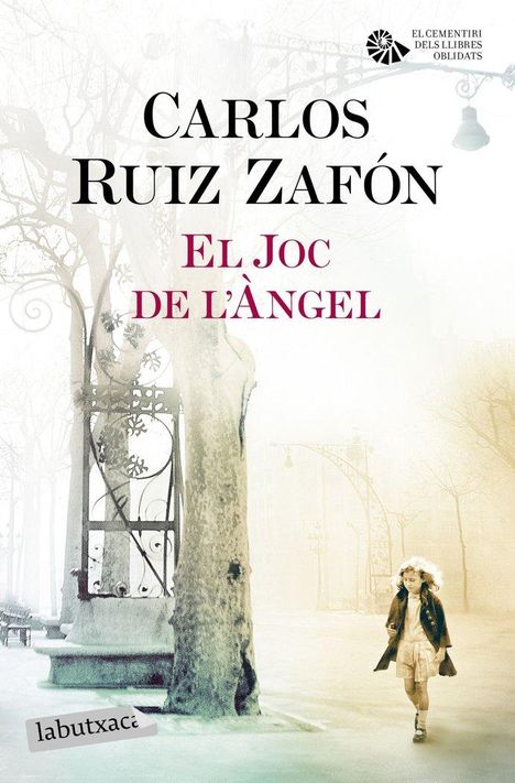 Titel: "El Joc de l'Àngel" von Carlos Ruiz Zafón. Ein Mädchen spaziert in einer baumgesäumten, nebligen Straße.
