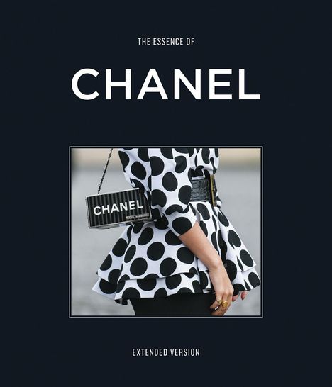 „The Essence of Chanel“, „Extended Version“. Frau in gepunkteter Bluse mit Chanel-Tasche und schwarzem Gürtel.