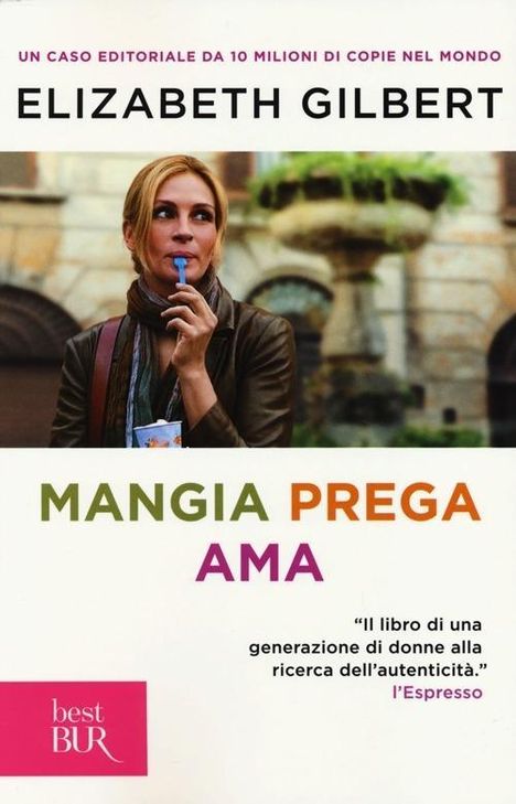 "Elizabeth Gilbert. MANGIA PREGA AMA. Frau im Freien sieht nachdenklich, essend. Zitat: Suche nach Authentizität."