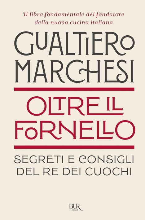 "Il libro fondamentale del fondatore della nuova cucina italiana. GUALTIERO MARCHESI OLTRE IL FORNELLO. SEGRETI E CONSIGLI DEL RE DEI CUOCHI." Text in elegantem Schriftstil auf hellem Hintergrund.