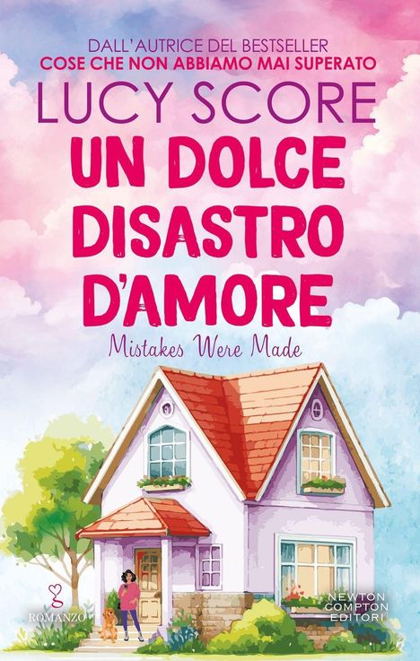 Text: „Dall'autrice del bestseller Cose che non abbiamo mai superato. Lucy Score. Un dolce disastro d'amore. Mistakes Were Made.“  
Illustration: Ein lila-rotes Haus mit Frau und Hund.