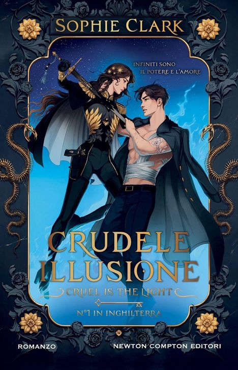"CRUDELE ILLUSIONE" und "CRUEL IS THE LIGHT". Zwei Personen in stilvollen Kostümen vor einem blauen Hintergrund.