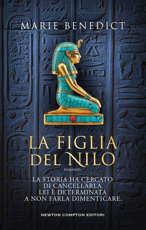 Text: "Marie Benedict. La Figlia del Nilo. Romanzo. La storia ha cercato di cancellarla, lei è determinata a non farla dimenticare. Newton Compton Editori." 

Eine Illustration zeigt eine sitzende ägyptische Figur vor Hieroglyphen.