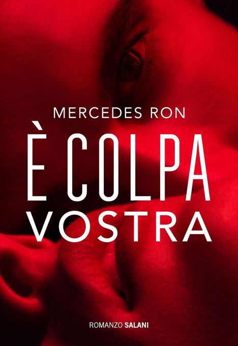 „Mercedes Ron. È colpa vostra. Romanzo Salani.“ Zwei Nahaufnahmen von Gesichtern in rotem Licht.