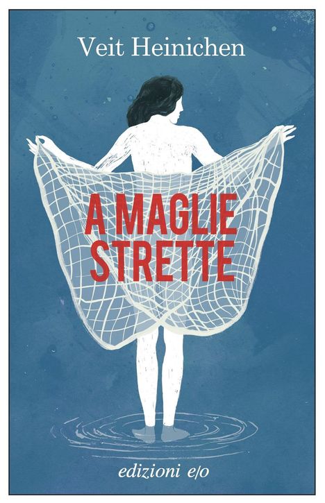 "A MAGLIE STRETTE" in roten Buchstaben, darunter weibliche Silhouette mit Netz auf blauem Hintergrund.