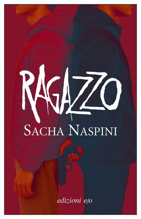 „RAGAZZO“, „Sacha Naspini“, „edizioni e/o“. Zwei Personen Rücken an Rücken, eine hält eine Pistole in der Hand.