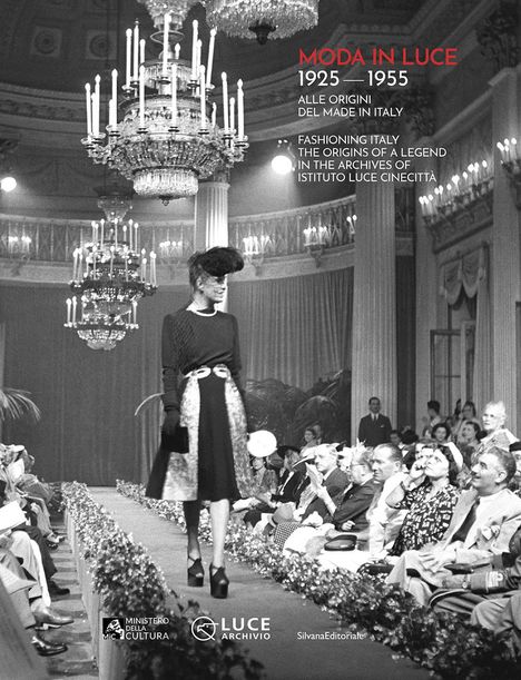 Oben steht: "MODA IN LUCE 1925—1955. Alle Origini del Made in Italy." Eine historische Modenschau in einem eleganten Saal.