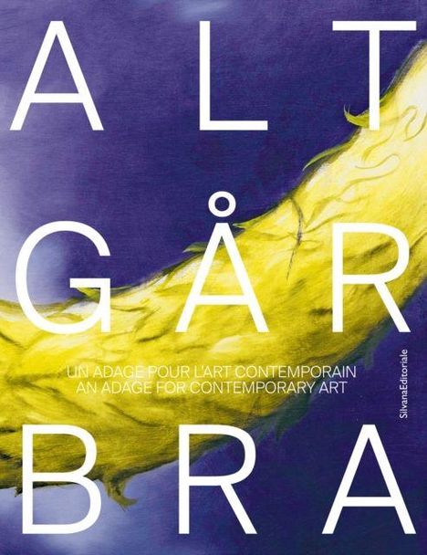 „ALT GÅR BRA“ in großen Buchstaben, darunter „UN ADAGE POUR L'ART CONTEMPORAIN - AN ADAGE FOR CONTEMPORARY ART“. Abstrakte Farben.