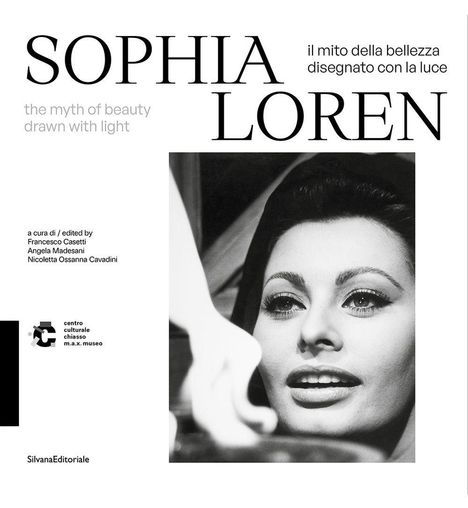 "Sophia Loren", "the myth of beauty drawn with light", Bild in Schwarz-Weiß mit einer lächelnden Frau.