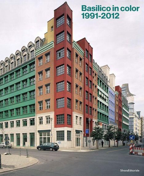 "Basilico in color 1991-2012" oben. Mehrfarbiges Gebäude an Straßenecke, umgeben von Stadtlandschaft.