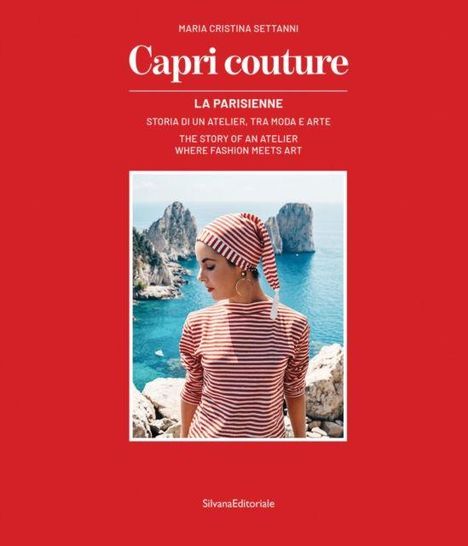 Text: "Capri couture", "La Parisienne", "Storia di un atelier, tra moda e arte", "The story of an atelier where fashion meets art". Eine Frau in rot-weiß gestreiftem Outfit steht vor einer Meereskulisse.