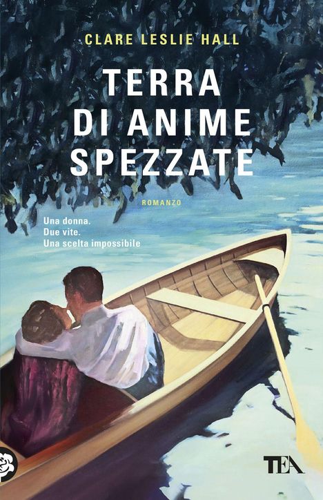 Titel: "Terra di Anime Spezzate". 
Text: "Una donna. Due vite. Una scelta impossibile". 
Illustration: Paar im Boot auf Wasser.