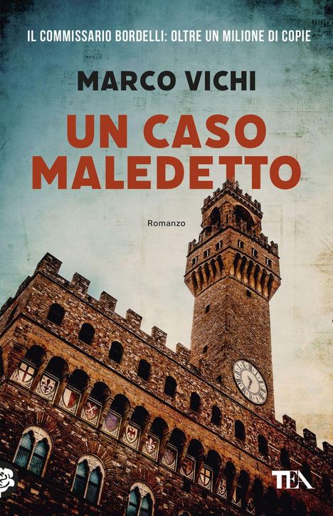 „IL COMMISSARIO BORDELLI: OLTRE UN MILIONE DI COPIE“, „MARCO VICHI“, „UN CASO MALEDETTO“, „Romanzo“. Turm auf historischem Gebäude.