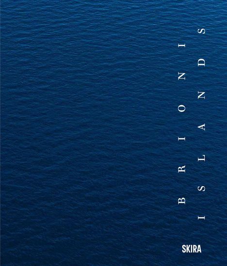 Text: "BRIONI ISLANDS" und "SKIRA". Zu sehen ist eine Wasseroberfläche, tiefes Blau mit leichter Wellenstruktur.