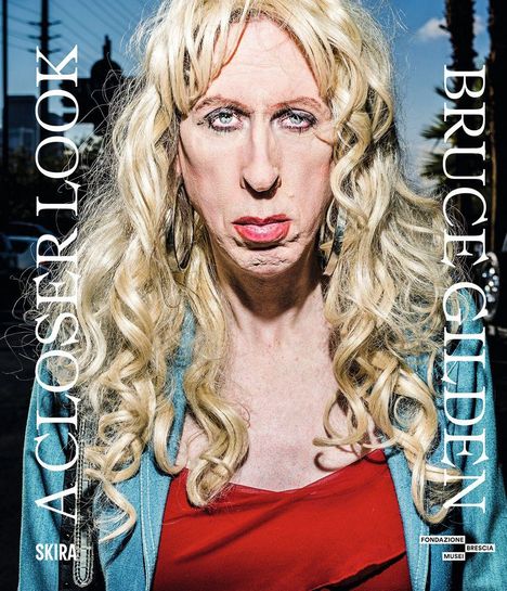 "A CLOSER LOOK Bruce Gilden" vertikal geschrieben. Eine Person mit blonden Haaren und rotem Oberteil, im Freien.
