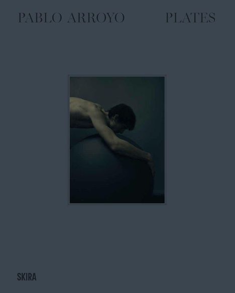 Text: "Pablo Arroyo Plates" oben, "Skira" unten. Ein Mensch lehnt auf einem großen Ball.