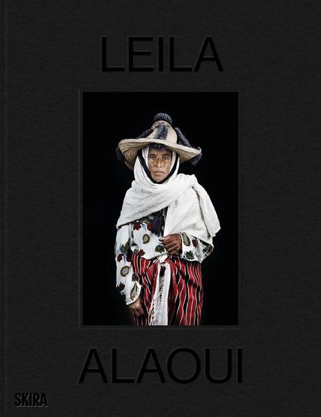 "LEILA ALAOUI" in schwarzen Buchstaben. Ein Porträt einer Person in traditioneller Kleidung mit einem kunstvollen Hut.