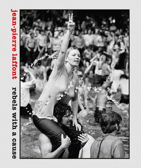 Titel: "jean-pierre laffont rebels with a cause". Eine Frau auf den Schultern eines Mannes zeigt das Peace-Zeichen.