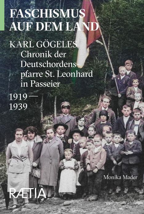 „Faschismus auf dem Land: Karl Gögeles Chronik der Deutschordenspfarre St. Leonhard in Passeier, 1919–1939.“  
Gruppe vor Bäumen.