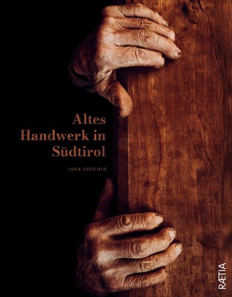 Text: "Altes Handwerk in Südtirol" und "LUCA ZUCCOLO". Alte Hände halten ein Holzbrett.