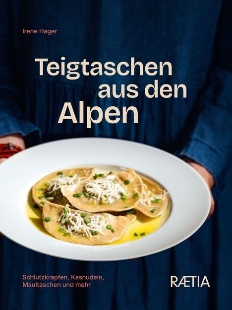 Text: "Teigtaschen aus den Alpen" von Irene Hager. Bild zeigt ein Teller mit Teigtaschen und Käse in Brühe.