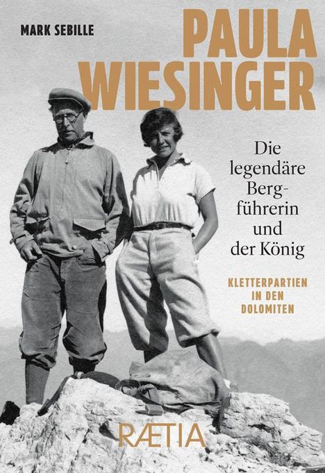 Text: "PAULA WIESINGER Die legendäre Bergführerin und der König KLETTERPARTIEN IN DEN DOLOMITEN RAETIA." Sepia-Foto von zwei Personen auf einem Berg.