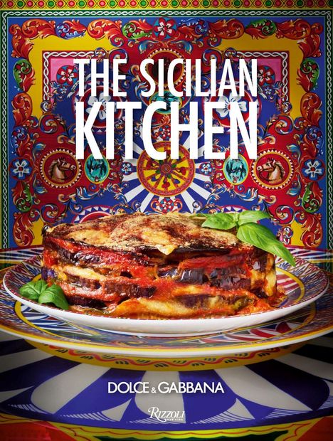 „THE SICILIAN KITCHEN“ in weißer Schrift auf buntem, dekorativem Hintergrund, ein Gericht im Vordergrund.