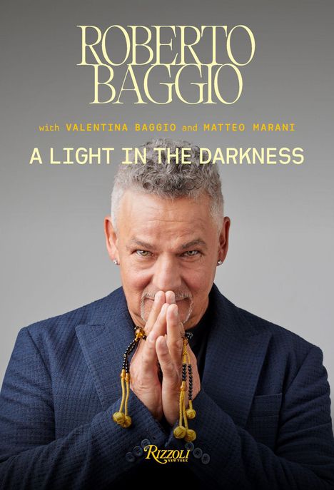 Titel: "Roberto Baggio: A Light in the Darkness" von Valentina Baggio und Matteo Marani. Mann mit gefalteten Händen.