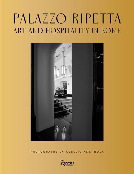 „PALAZZO RIPETTA: ART AND HOSPITALITY IN ROME“. Schwarz-Weiß-Foto eines eleganten Innenraums mit Treppe und Leuchten.