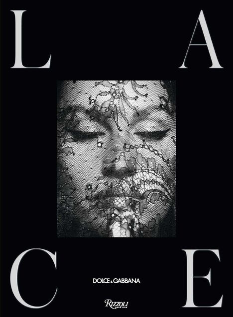 „L A C E“ sind um ein Gesicht in schwarzer Spitze angeordnet. Texte: Dolce & Gabbana, Rizzoli New York.
