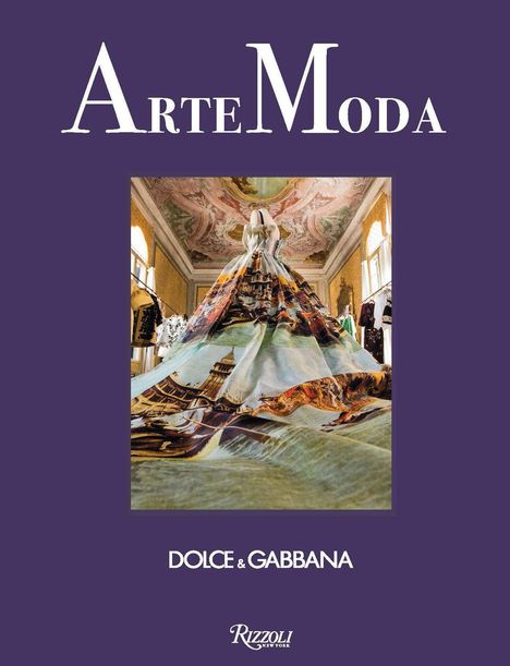 "Arte Moda. Dolce & Gabbana. Ein prächtiges Kleid in einem opulent dekorierten Raum mit Fresken und historischen Motiven."