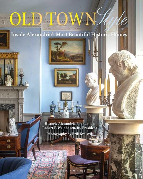 OLD TOWN Style: Inside Alexandria’s Most Beautiful Historic Homes. Elegantes Wohnzimmer mit Statuen, Gemälden und Möbeln.