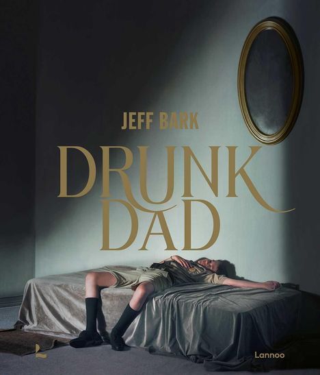Text: "JEFF BARK DRUNK DAD Lannoo". Ein Mann liegt schlafend auf einem Bett, mit einem leeren Bilderrahmen an der Wand.