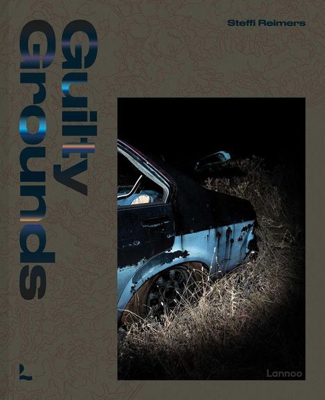 Titel "Guilty Grounds", Steffi Reimers oben rechts. Zeigt ein verlassenes, halb vergrabenes altes Auto in der Dunkelheit.