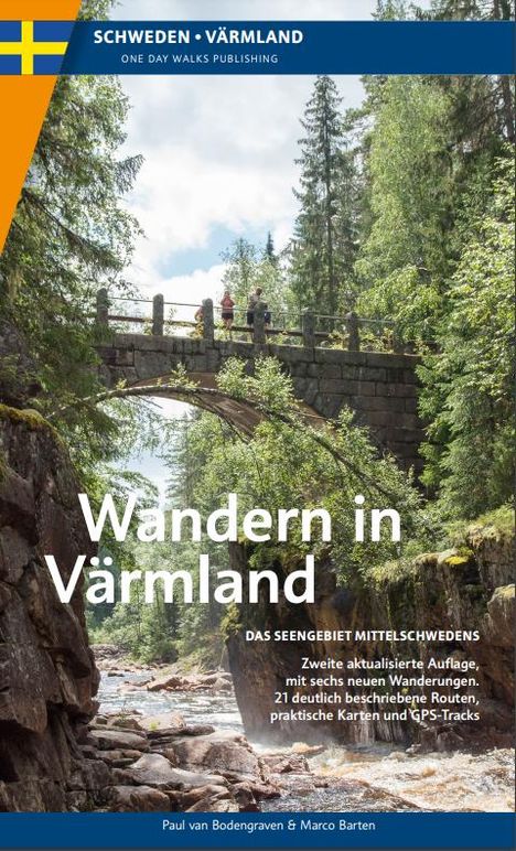 "Wandern in Värmland – Das Seengebiet Mittelschwedens. Steinbrücke über Fluss, umgeben von üppigem Wald, Menschen spazieren."