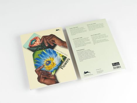Links: „Creative Paper Book Flowers“ mit zwei Händen und Blumen. Rechts mehrsprachige Textbeschreibung und ein schwarzes Logo.