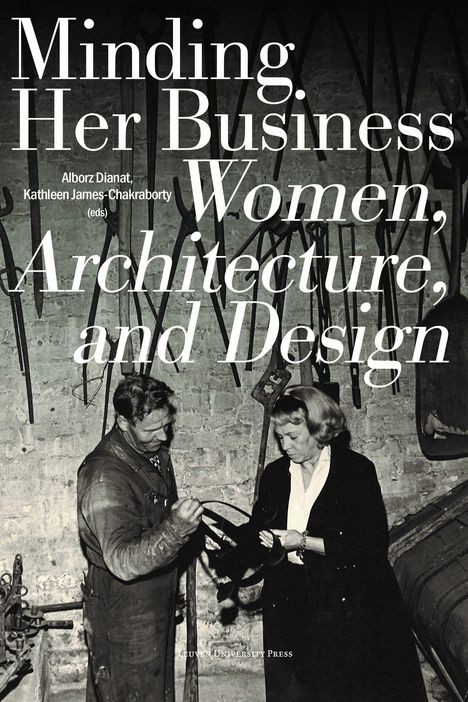 "Minding Her Business: Women, Architecture, and Design. Zwei Personen in einer Werkstatt, eine hält ein Werkzeug."