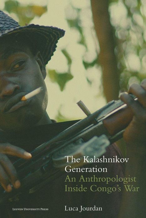 "The Kalashnikov Generation: An Anthropologist Inside Congo's War" von Luca Jourdan. Ein Mann mit einem Hut und Gewehr.