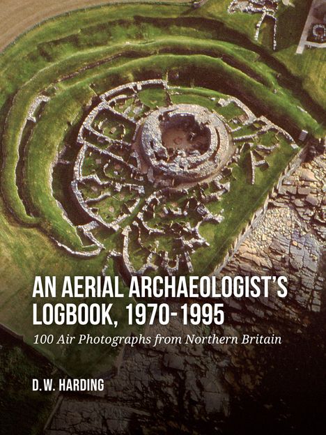 "AN AERIAL ARCHAEOLOGIST'S LOGBOOK, 1970-1995", darunter "100 Air Photographs from Northern Britain", Autor: D.W. Harding. Luftaufnahme einer alten Ruine auf grüner Landschaft.
