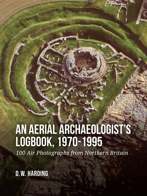 Text: "An Aerial Archaeologist's Logbook, 1970-1995. 100 Air Photographs from Northern Britain. D.W. Harding." Luftaufnahme einer Ruine.