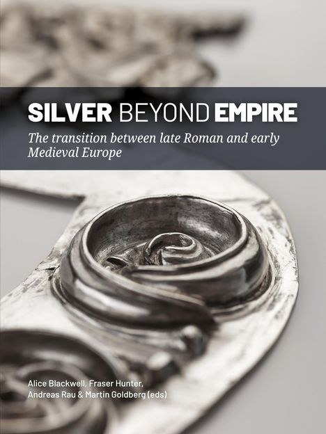 "SILVER BEYOND EMPIRE. The transition between late Roman and early Medieval Europe." Silbernes Ornament in Nahaufnahme.