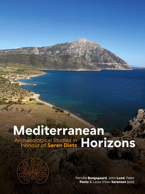 Mediterranean Horizons. Küstenlandschaft mit bergigem Hintergrund und blauem Meer, einige Häuser am Ufer.