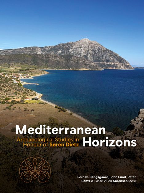 "Mediterranean Horizons. Archaeological Studies in Honour of Søren Dietz." Küstenlandschaft mit klarem Meer und hohem Berg.
